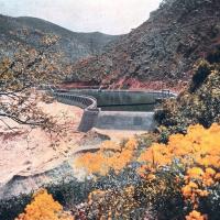 La vasca di accumulazione dell'impianto 2° salto Mucone antistante alla centrale di Luzzi da 55.000 kW ubicata a fondo valle, marzo - aprile 1957, anno V, n. 2 - p. 32