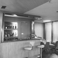Enotria- piano bar con sedute girevoli