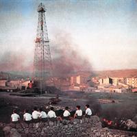 Ragazzi siciliani che guardano il derrick n.2 della American International Oil & Fuel Company, settembre 1954, anno II, n. 5 - p. 25