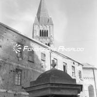Genova - piazza Sarzano - Chiesa Sant'Agostino e pozzo di Giano
