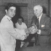 Il signor Andrea Costa consegna il premio a uno dei partecipanti al corso