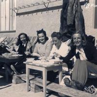 Famiglia Parodi - Elena Cais di Pierlas Parodi con la sorella Gabriella e amiche sulla neve