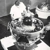 L'interno del veicolo lunare lanciato dall'Atlas-Albe. Al centro il serbatoio di propellente (idrazina), maggio - giugno 1961, anno IX, n. 3, p. 57