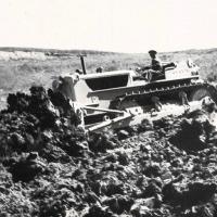 Trattore AF/8 dell'Ansaldo-Fossati con angledozer a comando meccanico, raggiunge una potenza di 135 cavalli,  maggio 1954, anno II, n. 3 - p. 20