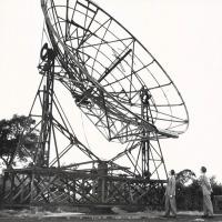Jodrell Bank: questo radar detector che era servito per l'intercettamento degli aerei durante l'ultima guerra è stato utilizzato per studiare le stelle,  maggio 1954, anno II, n. 3 - p. 47