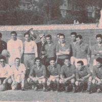 La "grande foto": le due squadre posano alcuni istanti prima dell'inizio dell'incontro