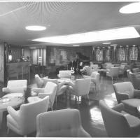 Enotria -  Sala di soggiorno e  bar con pianoforte e zona  musicisti